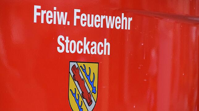 Aufschrift mit Stockacher Wappen an einem der Fahrzeuge der Stockacher Feuerwehr.