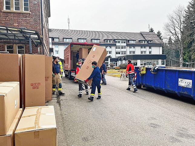 Im März 2022 packen zahlreiche ehrenamtliche Helfer mit an, um in dem Mediclin-Gebäude Platz und Wohnraum für 145 geflüchtete Menschen ...