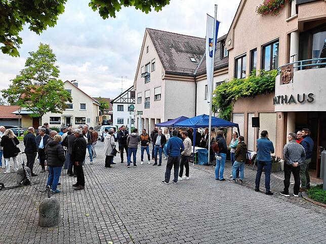 Schon um kurz nach 18 Uhr begann sich der Rathausplatz zu füllen. Eine Stunde später hatten sich rund 150 interessierte Bürger und Gäste ...