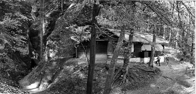 Unteres Ende der Schlucht (links) mit Hütte (rechts) im Jahr 1988.