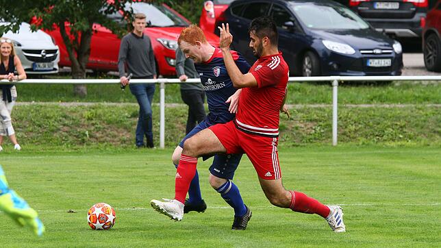 Kein Durchkommen: Michael Selb (hinten, gegen Ismail Demirci) und dem FC Schlüchttal fehlte die zündende Idee, um beim 0:2 gegen den FC ...