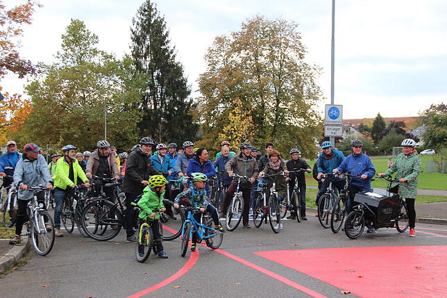 An der Kreuzung Im Iben/Richard-Wagner-Straße endet die erste Fahrradstraße. Rechts im Bild die Radverkehrsbeauftragte Petra Jacobi und ...