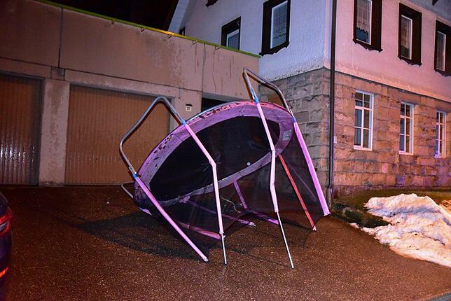 Ein Kinder-Trampolin macht sich selbstständig.