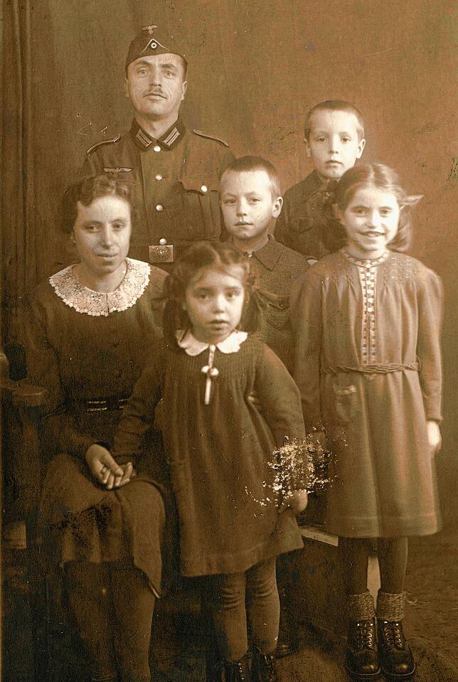 Die „Kronen“-Familie Erwin und Luise Trefzger während des Zweiten Weltkriegs mit ihren Kindern Rosel (1931), Rolf (1932), ...