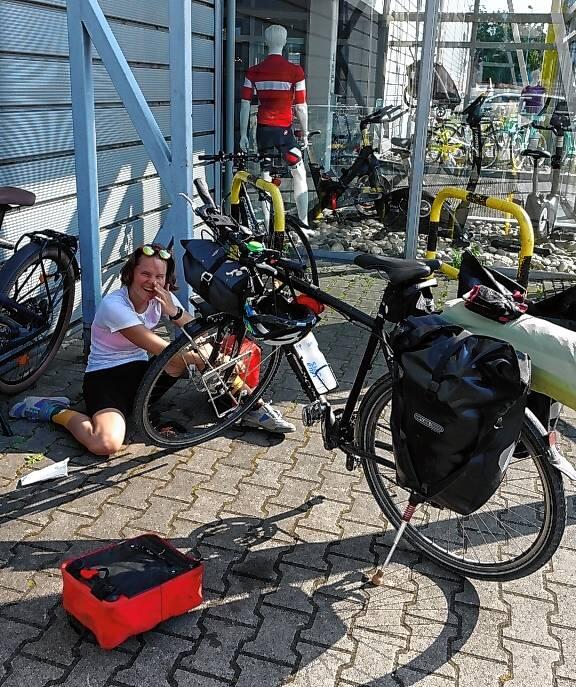 Anne Klenge bei der Reparatur ihres Fahrrads.