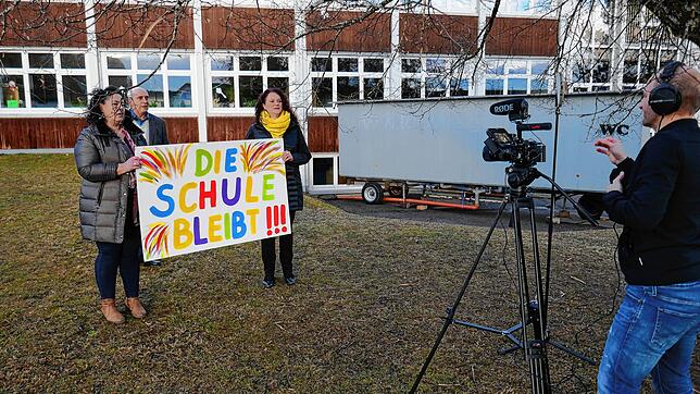Silke Lorke, Bernd Bucher und Anja Keller vertreten als Ortsvorsteher ihre Meinung vor der Kamera, die von Patric Wangler geführt wird.