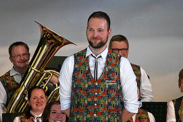Der neue Dirigent David Dreher und bedankte sich musikalisch bei seinem Vorgänger mit „Thank You for the Music“ von Abba.