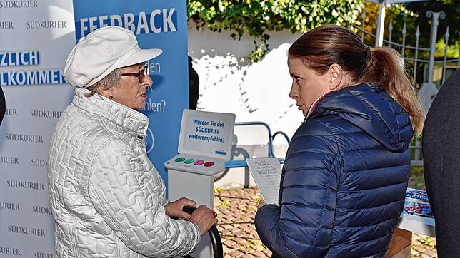 SÜDKURIER-Leserin Christa Mätzig, hier im Gespräch mit Redakteurin Tatjana Burger, besucht gerne die Konzerte aus der Weltklassik-Reihe. ...