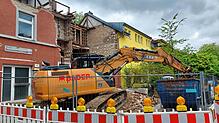 Wer genau hinsieht, entdeckt hinter der abgebrochenen Fassade sogar Steckdosen und Dekoration früherer Bewohner.