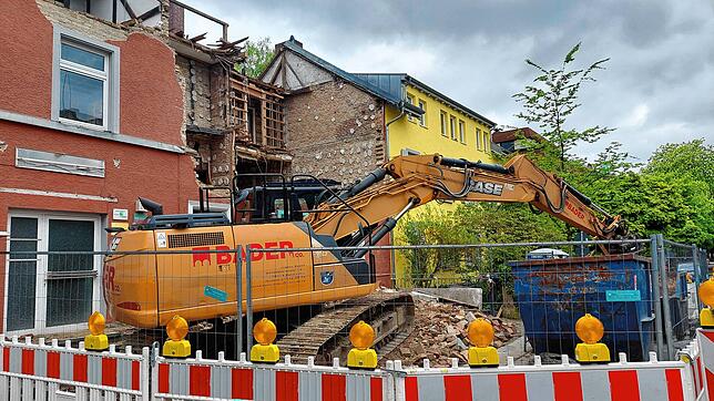 Wer genau hinsieht, entdeckt hinter der abgebrochenen Fassade sogar Steckdosen und Dekoration früherer Bewohner.