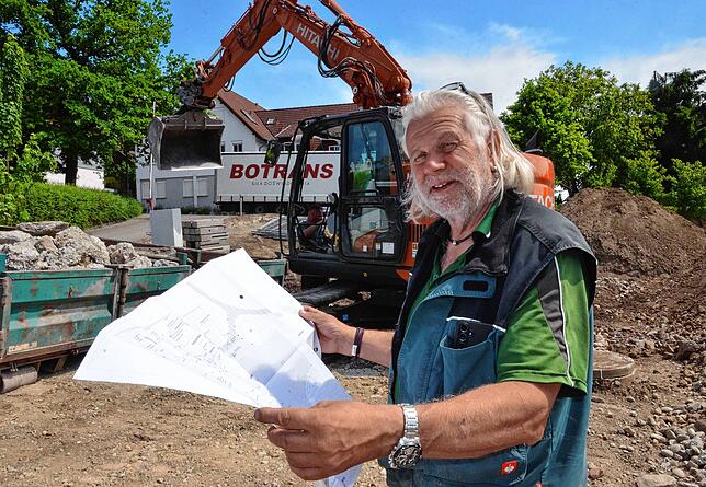 Klaus Negrassus, Gartenbau-Unternehmer aus Immenstaad, hält die Planskizze für den Ittendorfer Dorfplatz in den Händen.