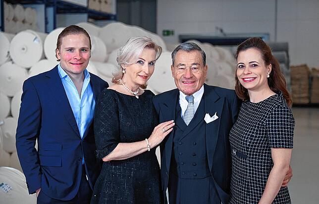Die Familie Grupp: Sohn Wolfgang Grupp Junior (von links), Ehefrau Elisabeth Grupp, Wolfgang Grupp und Tochter Bonita Grupp. Die Kinder ...