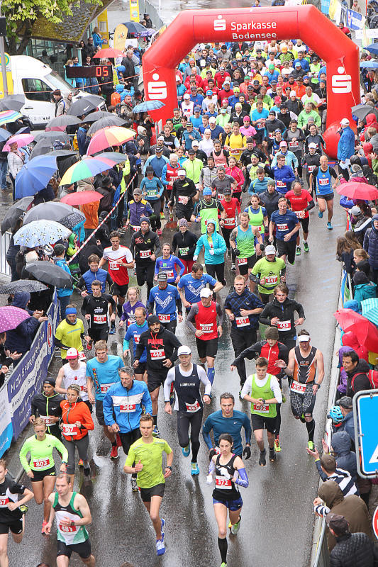 1600 Teilnehmer starteten im vergangenen Jahr trotz Regen beim Überlinger Halbmarathon. Bild: Dieter Leder