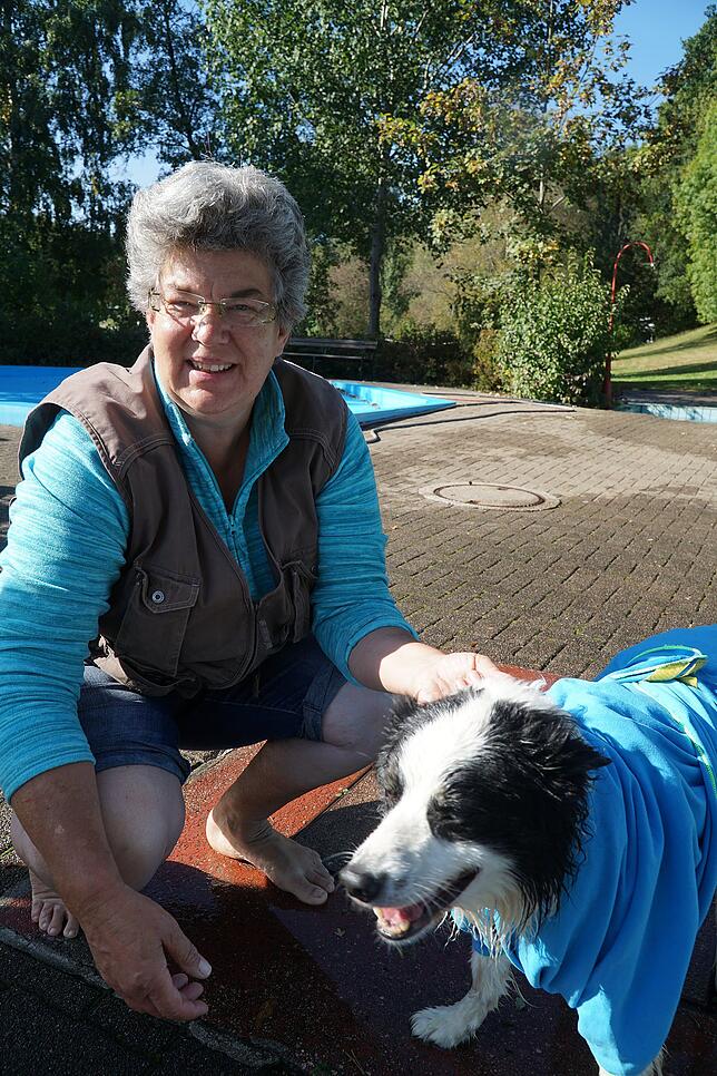 Katja Franke mit ihrem Hermes, der Bordercolli-Spitz gehört zum Besuchshunde Treff. "Ich finde das total super hier, insbesondere auch ...