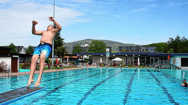 Ein Sprung ins Ungewisse: Ob und wann das Freibad eröffnet, ist derzeit völlig unklar.