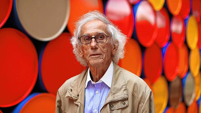 Verhüllungskünstler Christo vor dem monumentalen Kunstwerk &bdquo;Mastaba&ldquo; in der Maeght-Stiftung. Der Künstler Christo, der vor ...