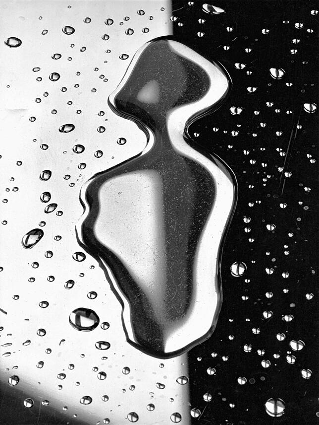 Auch auf den verfremdeten Fotografien lässt sich das Bildmotiv meist erkennen: &bdquo;Wassertropfen&ldquo; (1960).