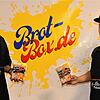 Simon Walter (links) und Fabian Dillmann präsentieren Tüten mit ihren Brotbackmischungen sowie daraus hergestellte Brote.