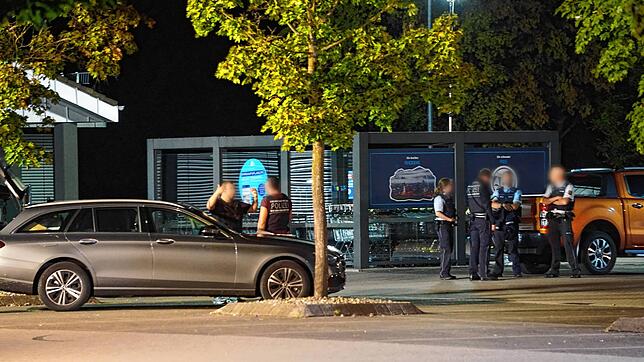 Die Ermittlungen zu der Auseinandersetzung zwischen zwei Gruppen auf dem Markdorfe Aldi-Parkplatz am Abend des 3. Septembers dauern an.