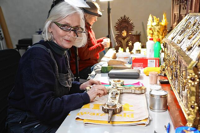 Restauratorin Katrin Hubert restauriert gerade ein Vortragekreuz.