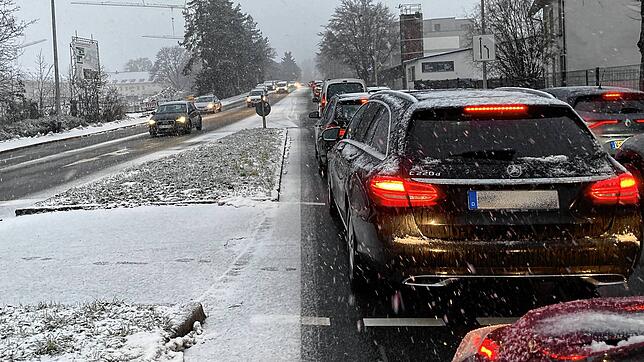 Der Stau in der Richthofenstraße zieht sich zum Berufsverkehr um 16.20 Uhr bis an die Kreuzung der Waldstraße (dieses Bild) und darüber ...