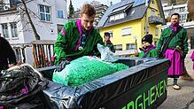 Bild : Konfetti und Schabernack: Zwei Waldshuter Berghexen beim Hochrhein-Narrentreffen 2025