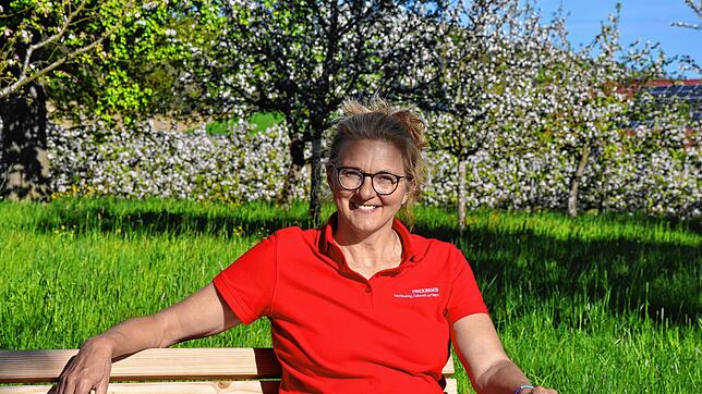 Christa Balser (61) am neuen Themenpfad unter Obstbäumen.
