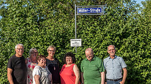 Konrad und Georgine Müller, Helene Müller, Regina Fischer, Jutta Sauter, Leo Müller und Peter Müller (von links).