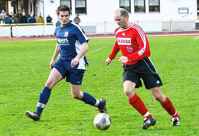 Gerettet: Markus Flum (links, gegen Dirk Tegethoff beim 3:3-Sieg im Hinspiel) rettete sich mit dem FC Rot-Weiß Weilheim im letzten ...