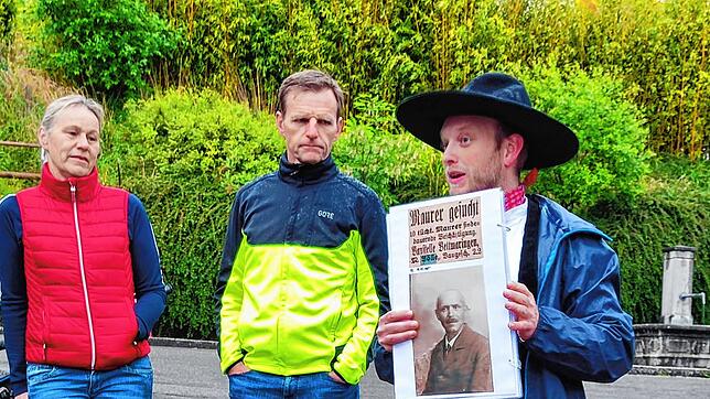 Jonas Götz in der Kluft des Zimmermanns, stellt alte aber auch heutige Handwerksberufe in Bettmaringen vor.