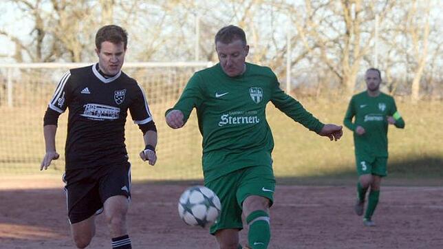 Fabian Ringwald vom SV Hinterzarten (links) im Laufduell mit Waldemar Klemann (FC Brigachtal). Klemann brachte die Brigachtaler mit 2:1 ...