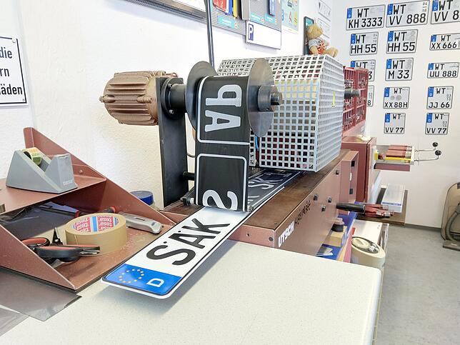 Bild 6: Wie kommen eigentlich die Nummern und Buchstaben auf das Autoschild? Wir zeigen es Ihnen in Bildern und Videos