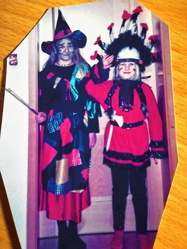 Janine Schneider (rechts) im Indianerkostüm mit ihrer Schwester Nadja im Hexenkostüm im Jahr 2003.