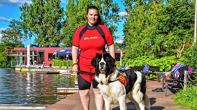 Kira Woschny ist eine der Rettungsschwimmerinnen, die mit Frodo trainiert. Dank einer Ausnahmegenehmigung geht das am Klosterweiher.