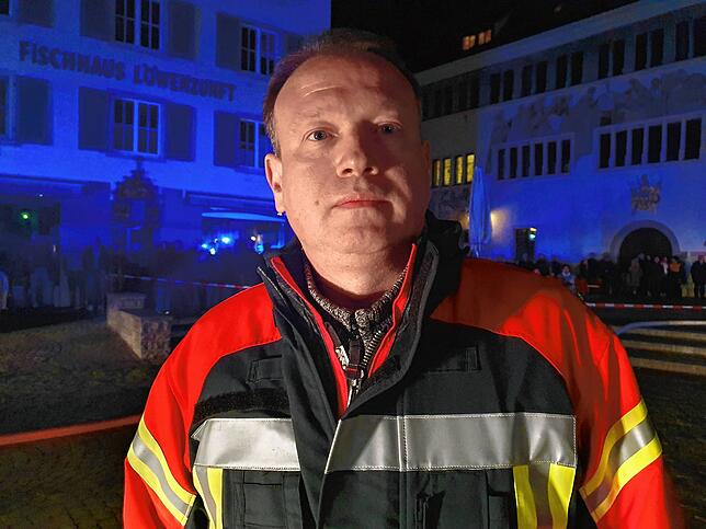 Oberbürgermeister Jan Zeitler mit Einsatzjacke an der Hofstatt.