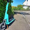 Die Firma Tier bietet in einem Testlauf 75 E-Scooter zum Ausleihen in Markdorf an. Vor allem in den Hanglagen, wie hier an der ...