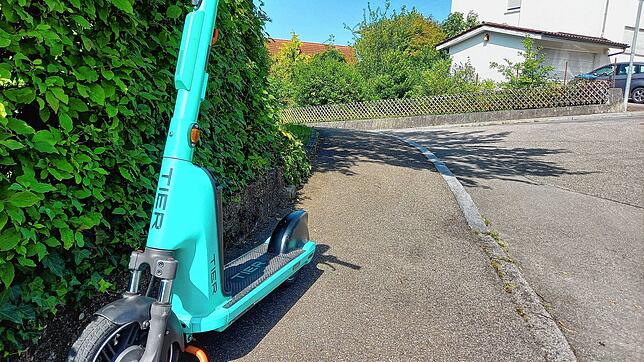 Die Firma Tier bietet in einem Testlauf 75 E-Scooter zum Ausleihen in Markdorf an. Vor allem in den Hanglagen, wie hier an der ...