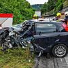 Nach einem Frontalzusammenstoß mit einem Lastwagen stirbt die Fahrerin dieses Autos.
