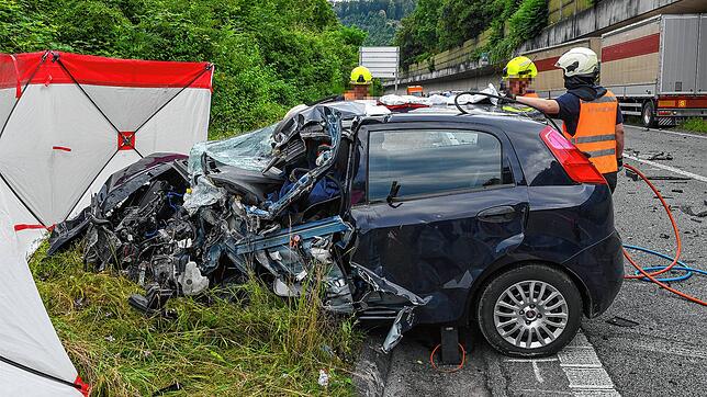 Nach einem Frontalzusammenstoß mit einem Lastwagen stirbt die Fahrerin dieses Autos.