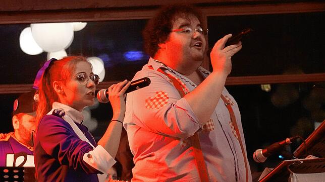 Haymo Brugger begeistert 2024 beim Neunerratsabend zusammen mit Pierina Mutter als Sänger. Im April hört er bei der Bauernkapelle als ...