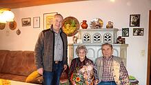 Ortsvorsteher Edgar Lang (links) ließ es sich nicht nehmen, Rosa und Walter Blocherer, im Namen der Landrätin, dem Ministerpräsidenten ...