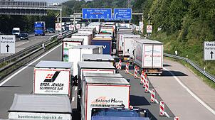 Rund zehn Kilometer staute sich der Verkehr insgesamt auf der Autobahn 5. (Symbolbild)