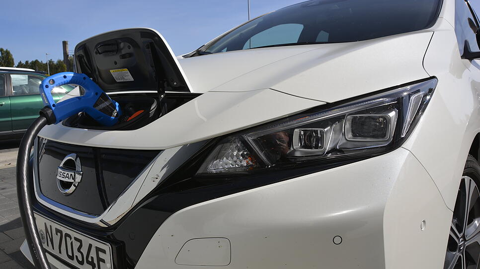 Laden mit voller Power: Vor dem Bad Dürrheimer Kaufland kann der Leaf mit dem Chademo-Stecker innerhalb einer knappen Stunde fast ...
