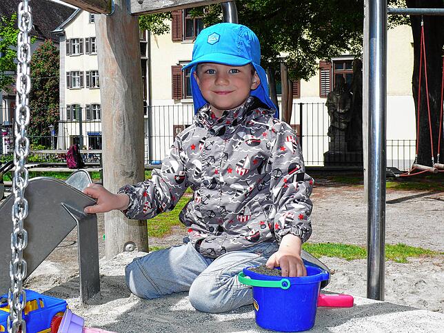 Maxim, 5 Jahre, ist rundherum souverän. Seine Schwester mache ihm vieles nach, sie sei auch viel jünger, verrät er.