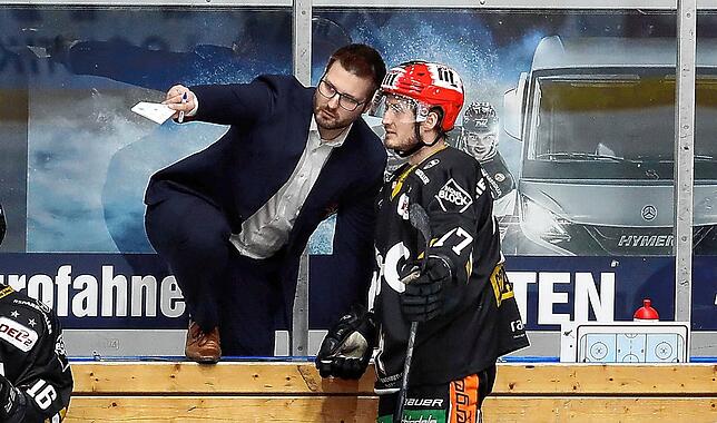 Towerstars-Trainer Marc Vorderbrüggen im Dialog mit Robbie Czarnik.