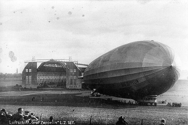 LZ 127 &bdquo;Graf Zeppelin&ldquo; bei einer Aushallung in Friedrichshafen.