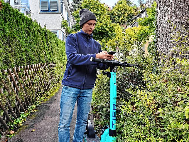Vor der Fahrt wird der E-Roller über die App aktiviert.