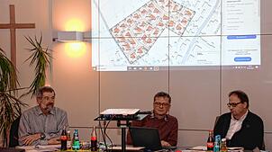 Stadtplaner Andreas Eppinger (rechts) stellte dem Walder Gemeinderat den städtebaulichen Entwurf für das Bebauungsgebiet ...