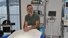 Mario Holdenried, Facharzt für plastische und ästhetische Chirurgie, im Operationssaal der Klinik am Schwarzwald.