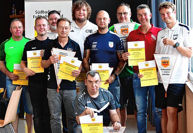 Stolze Jugendleiter: Bei der Ehrung der Bezirksmeister und Bezirkspokalsieger 2025 im Nachwuchsfußball des Bezirks Hochrhein freuten ...
